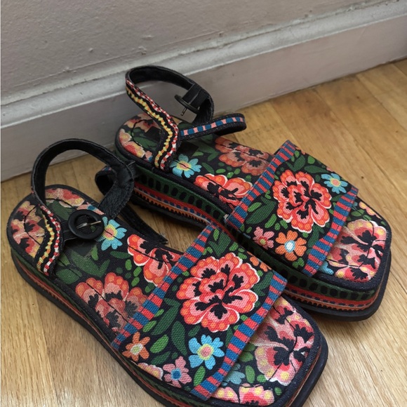 FARM Rio Floral Sandals - Picture 2 of 3